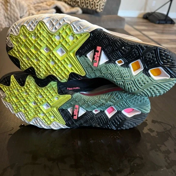 Nike LeBron James Tune Squad Basketball Shoes - Picture 5 of 6